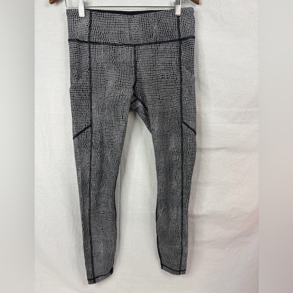 Lululemon Speed Tight V Fall Net Leggings Size 8 Black and White